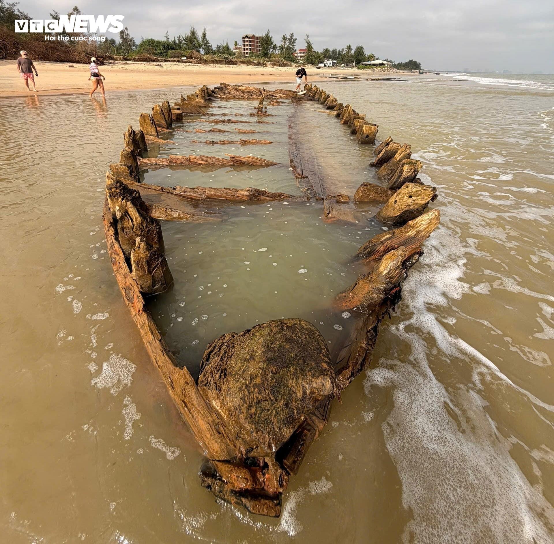Ngư dân địa phương cho rằng, xác tàu này có thể là ghe bầu của dân buôn, loại phương tiện di chuyển thuyền buồm được làm từ gỗ mun đen quý hiếm và có sức chịu bền cao.