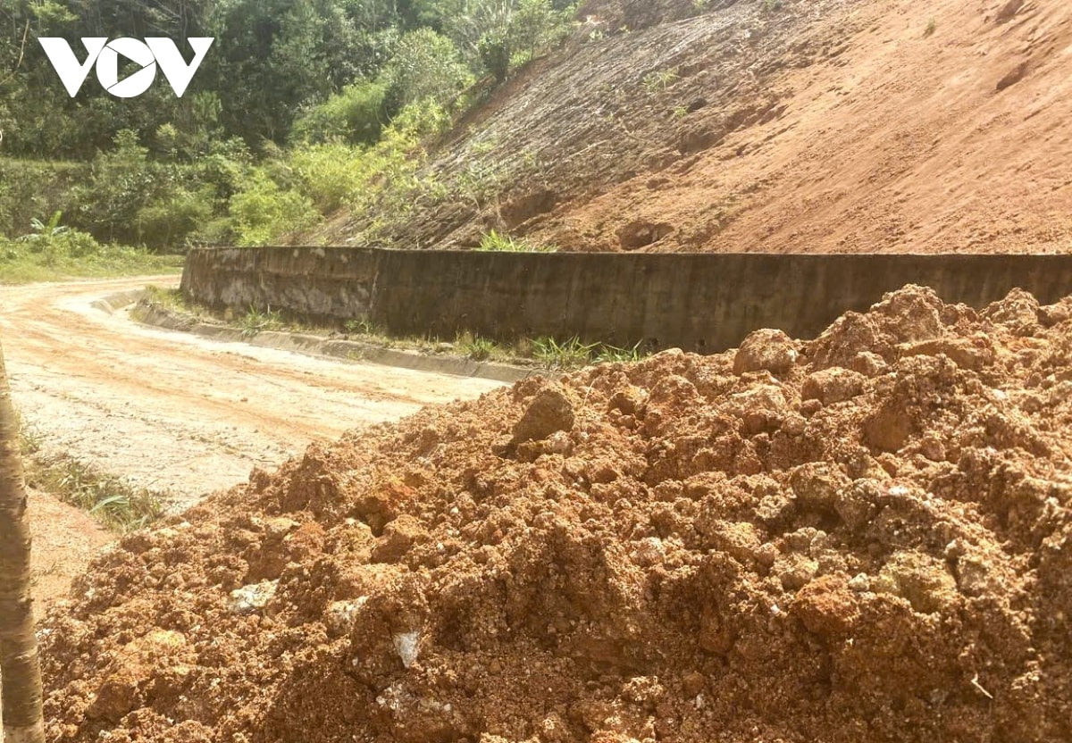 sau tiếng nổ lớn, đường vào làng du lịch ở quãng ngãi bị vùi lấp hình ảnh 2 sau tieng no lon, duong vao lang du lich o quang ngai bi vui lap hinh anh 2