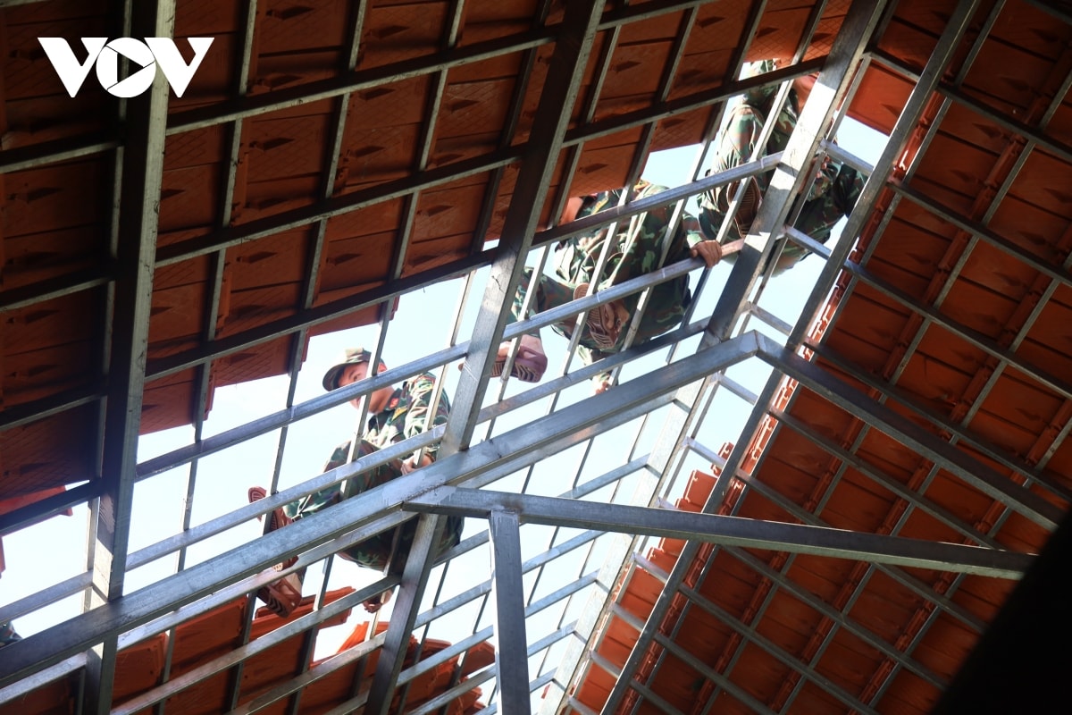 luc luong vu trang giup nguoi dan quang ngai khac phuc hau qua bao so 13 hinh anh 3