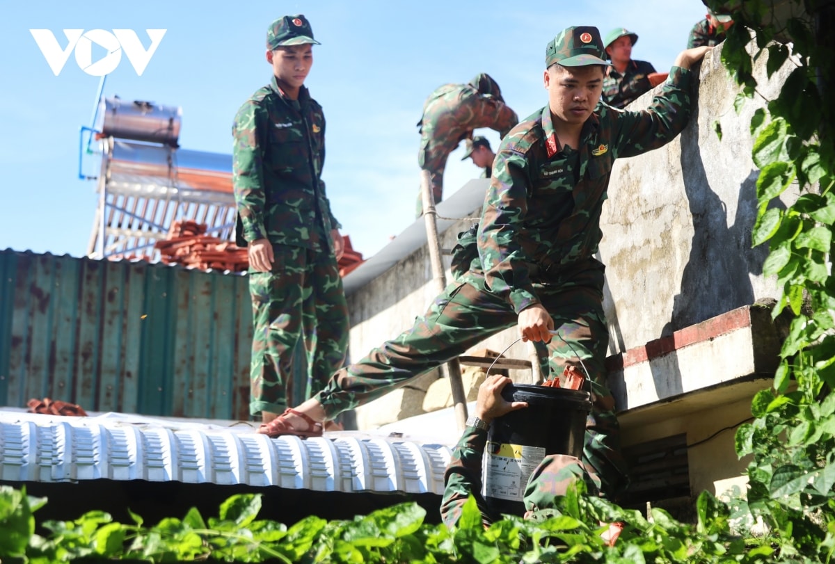 luc luong vu trang giup nguoi dan quang ngai khac phuc hau qua bao so 13 hinh anh 2