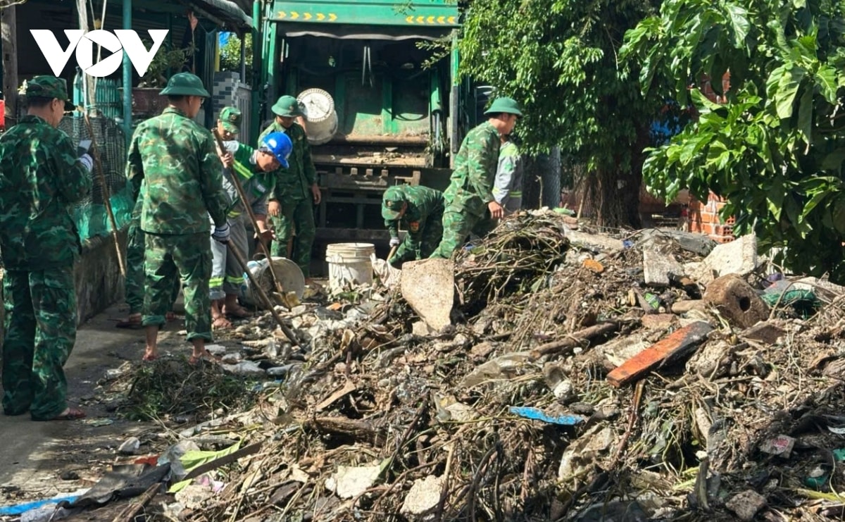 luc luong vu trang giup nguoi dan quang ngai khac phuc hau qua bao so 13 hinh anh 4