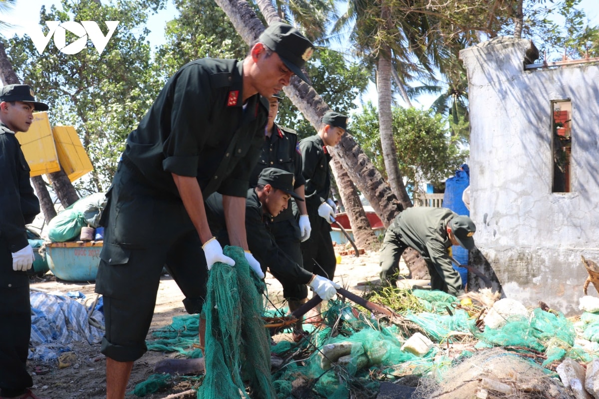 luc luong vu trang giup nguoi dan quang ngai khac phuc hau qua bao so 13 hinh anh 11