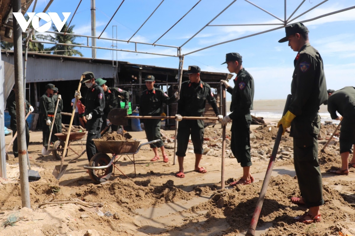 luc luong vu trang giup nguoi dan quang ngai khac phuc hau qua bao so 13 hinh anh 10