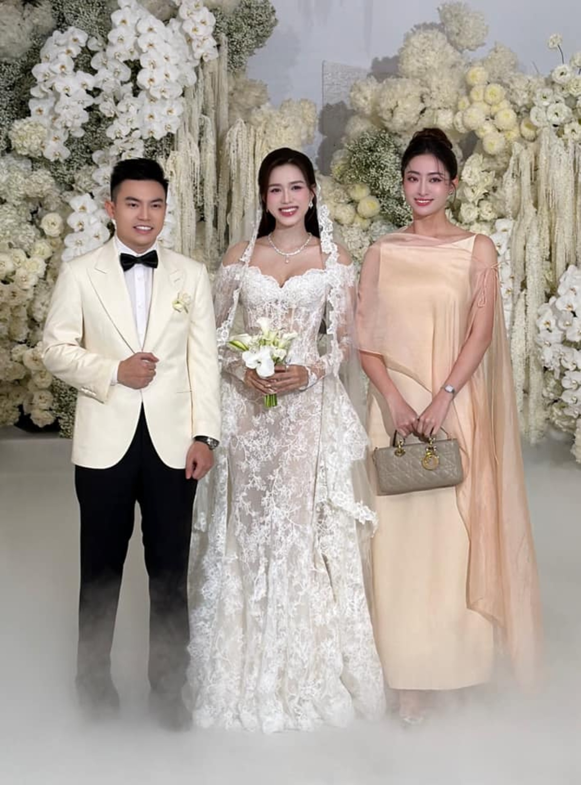 Hoa hậu Lương Thuỳ Linh chúc mừng cô dâu Đỗ Thị Hà và chú rể Viết Vương.