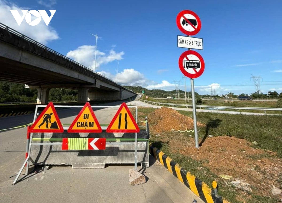 cấm xe khách, xe tải trên 6 trục lên cao tốc la sơn- hòa liên hình ảnh 1 cam xe khach, xe tai tren 6 truc len cao toc la son- hoa lien hinh anh 1