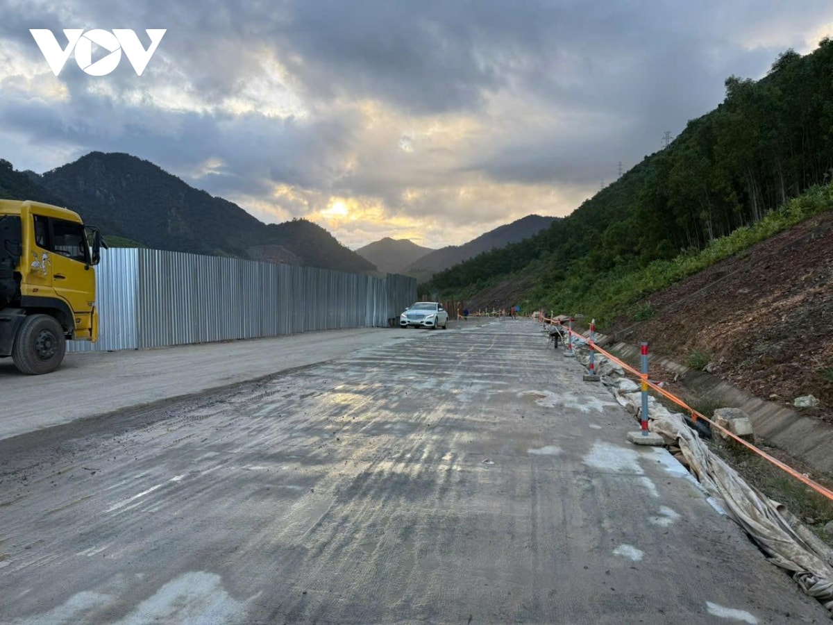 cấm xe khách, xe tải trên 6 trục lên cao tốc la sơn- hòa liên hình ảnh 2 cam xe khach, xe tai tren 6 truc len cao toc la son- hoa lien hinh anh 2