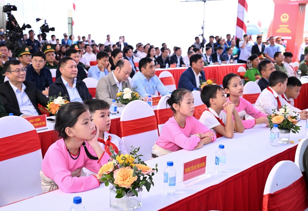 thu tuong ngoi truong la niem tin, khat vong cua hoc sinh, phu huynh xa bien gioi hinh anh 4