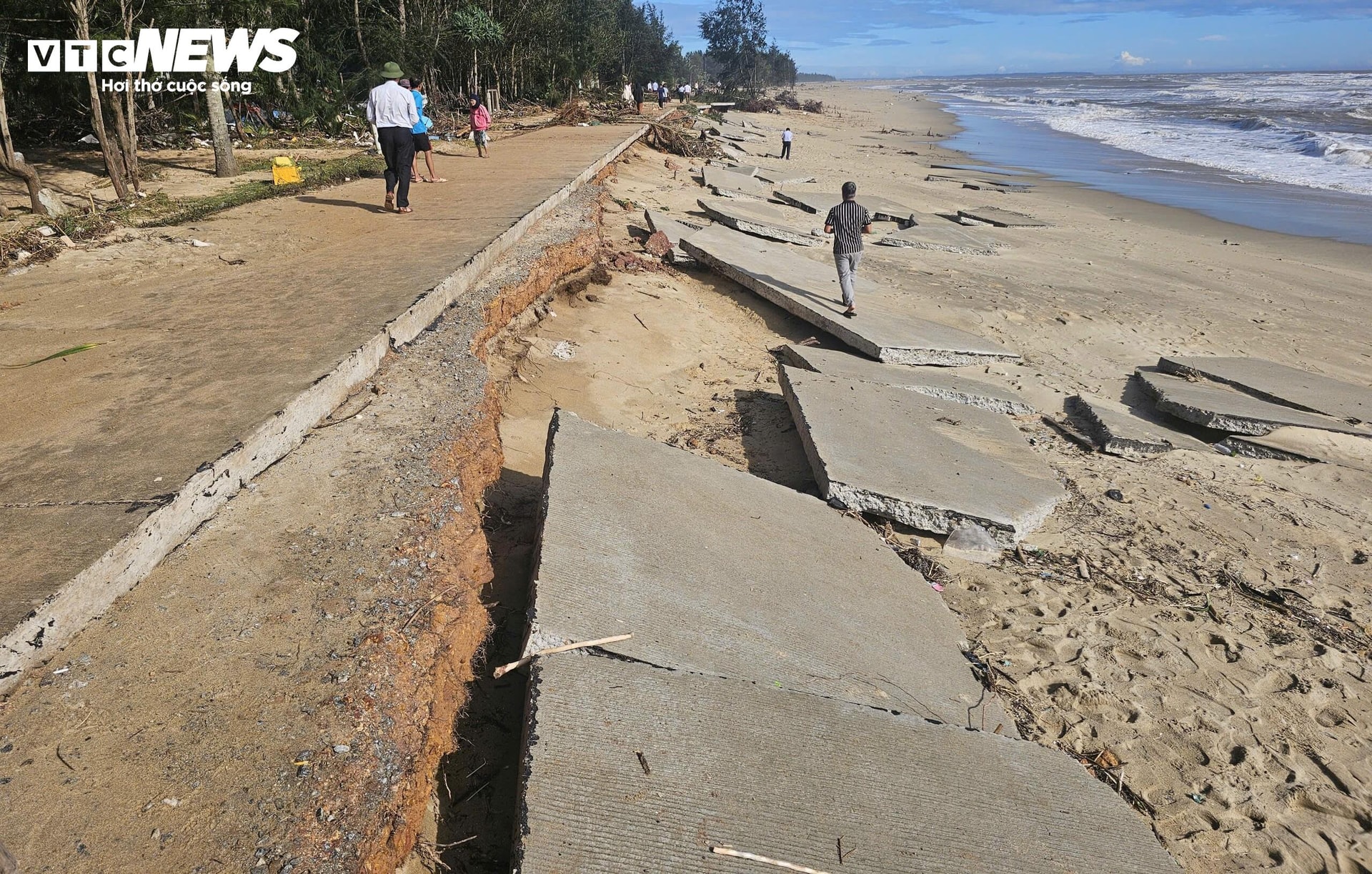 Theo người dân địa phương, sóng lớn cuộn trào do ảnh hưởng của cơn bão số 13 (đổ bộ đất liền hôm 6/11) đã công phá tuyến đường bêtông kéo dài hơn 200m ven bờ biển. Đoạn đường bị đánh tan tác này mới chỉ được xây dựng và đưa vào sử dụng cách đây 2 năm.