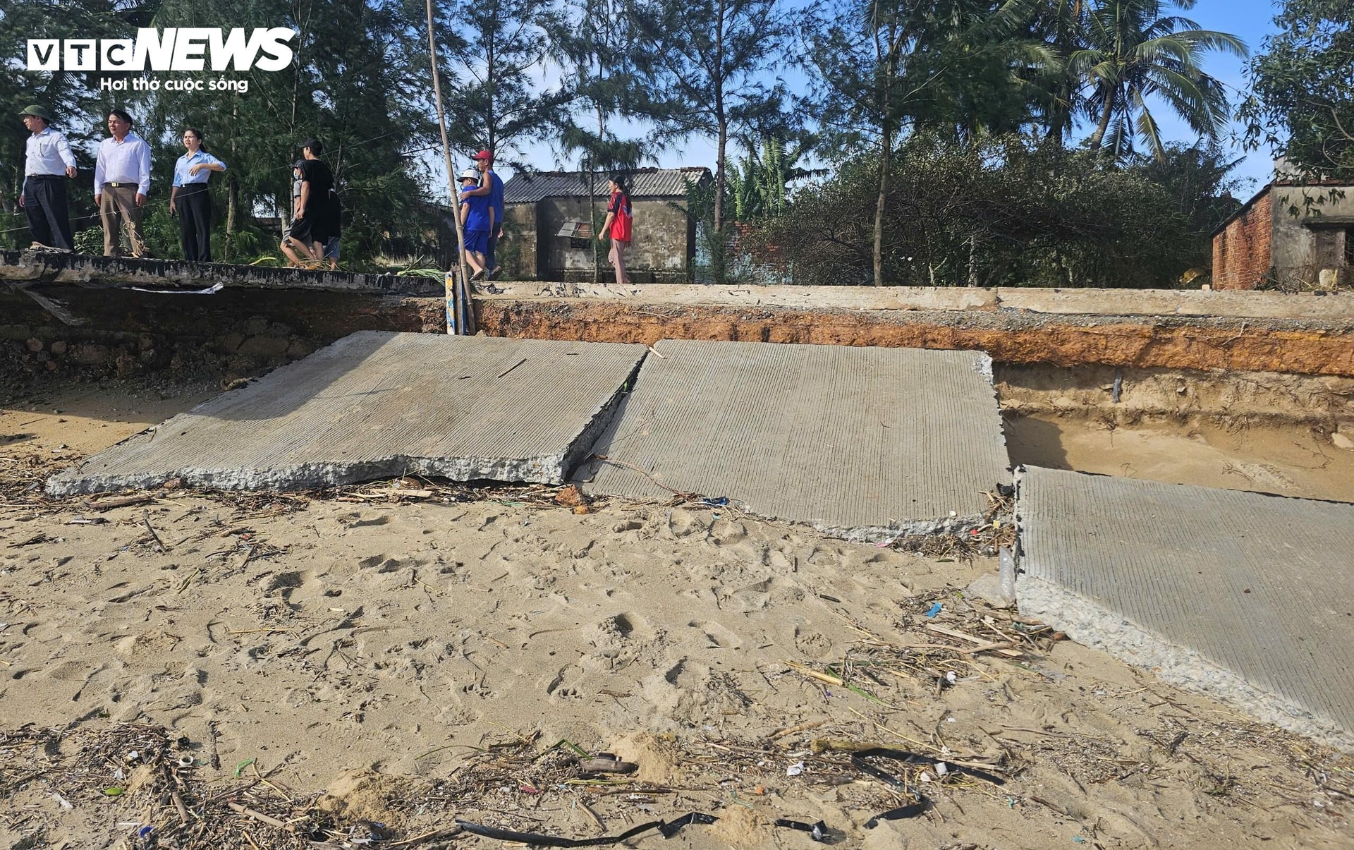 Tuyến đường bêtông bị sóng dữ đánh bể ra thành từng mảng lớn.