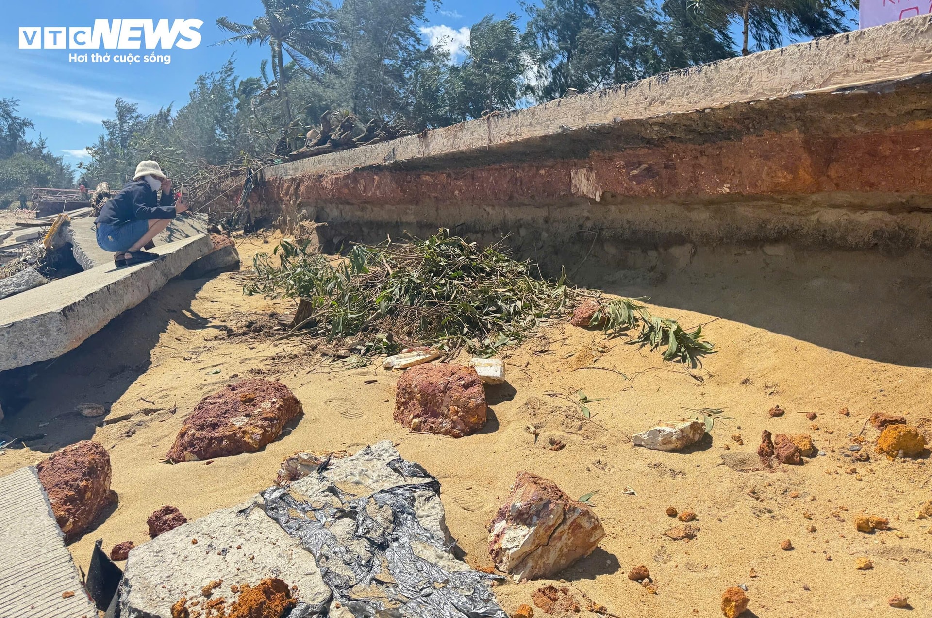 Sóng đánh sập mảng bêtông bên ngoài và khoét sâu bên trong thành hàm ếch rộng khoảng 70cm, sâu khoảng 1,2m.