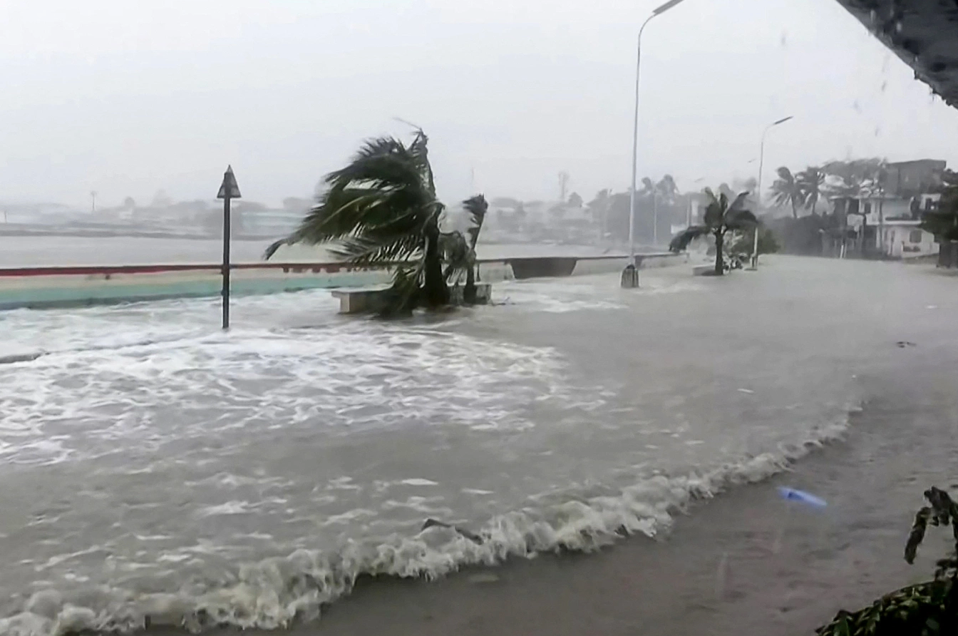 Tại tỉnh Aurora, nơi bão Fung-Wong đổ bộ vào đêm ngày 9/11, nhân viên cứu hộ cho biết: 