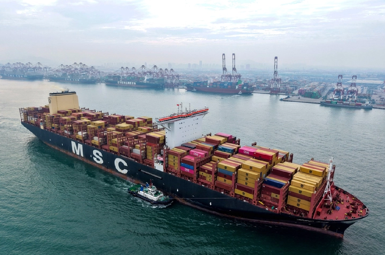 Tàu container đang di chuyển về bến tại cảng container ở Thanh Đảo, tỉnh Sơn Đông, miền đông Trung Quốc. (Ảnh: Getty)