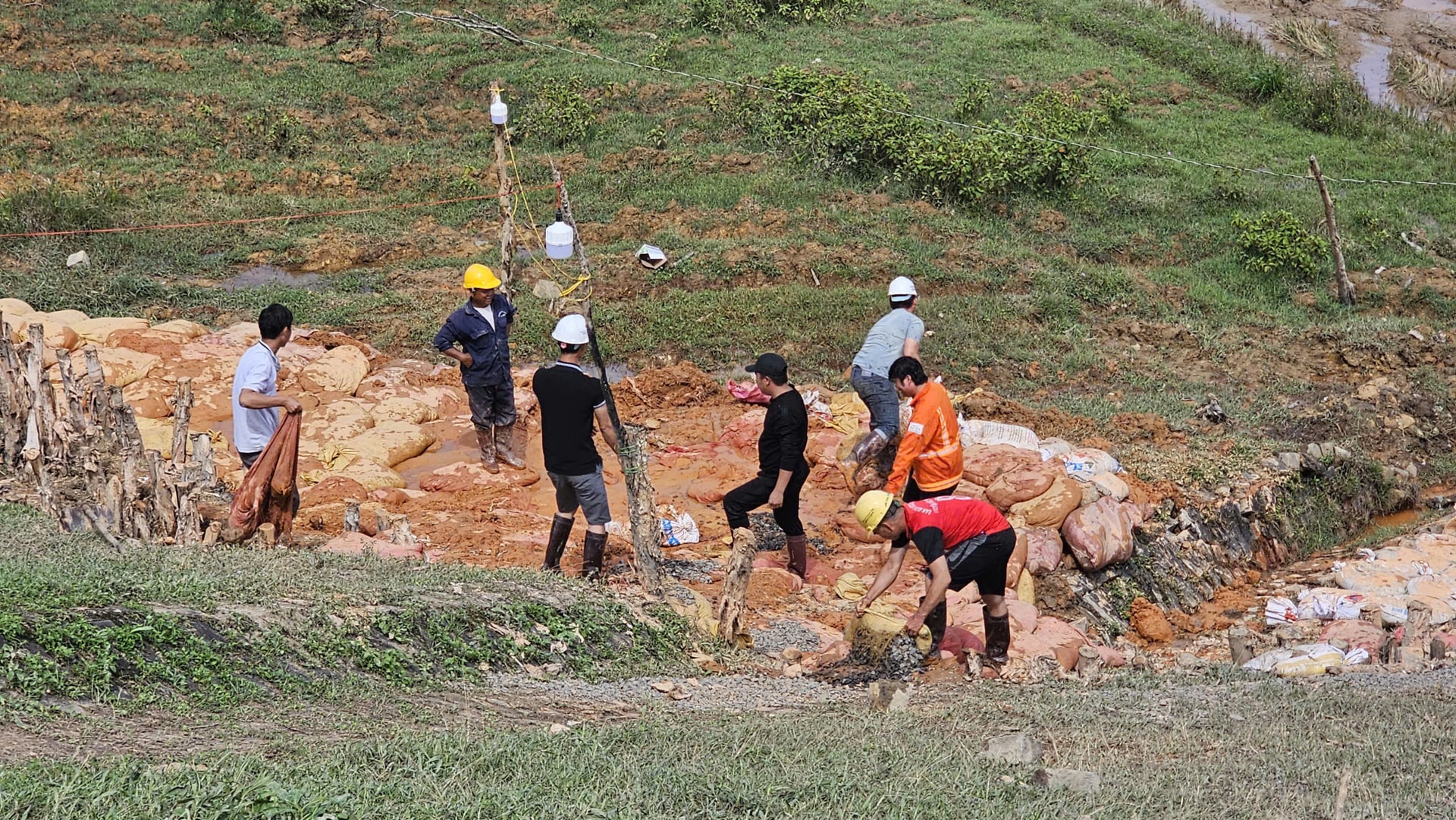 Lực lượng chức năng tỉnh Lâm Đồng, kiểm tra địa hình, chuẩn bị khoan, bơm hóa chất gia cố chân đập hồ Cay An. Ảnh: A.S