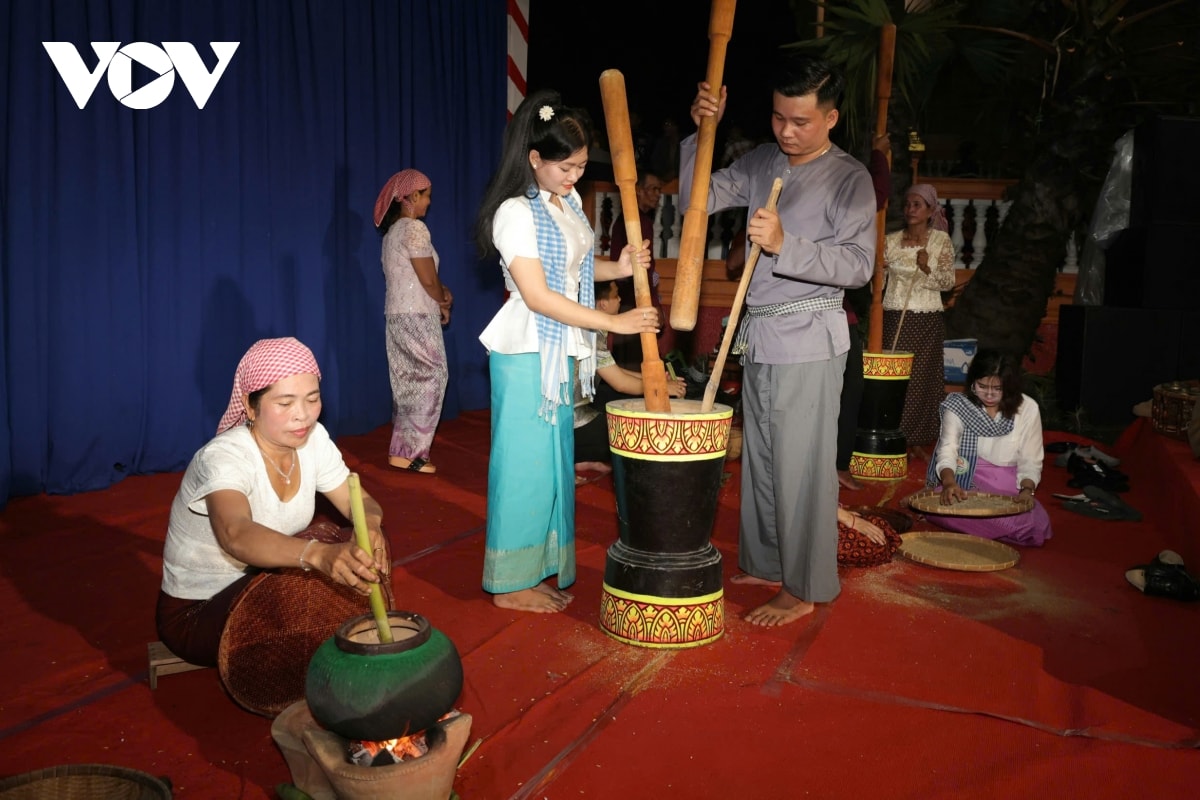 sac mau le cung trang cua dong bao khmer hinh anh 9