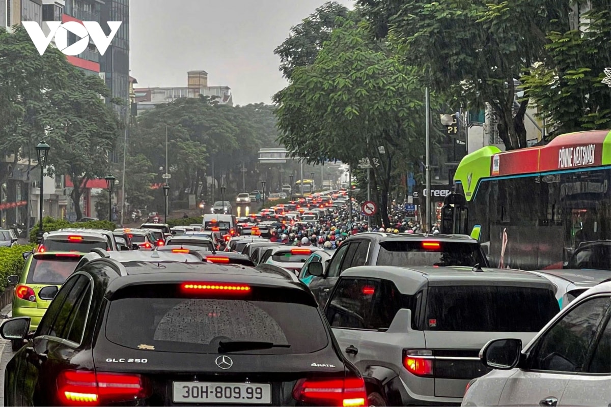 hon 1 tuan cam xe cau long bien, duong van un tac, dan noi duoi di nguoc chieu hinh anh 12