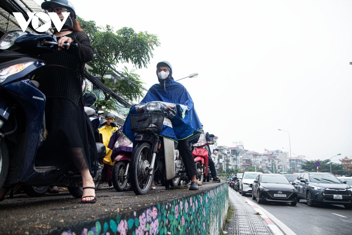 hon 1 tuan cam xe cau long bien, duong van un tac, dan noi duoi di nguoc chieu hinh anh 8