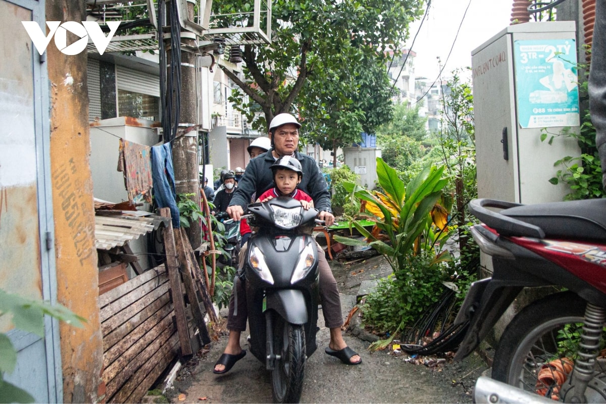 hon 1 tuan cam xe cau long bien, duong van un tac, dan noi duoi di nguoc chieu hinh anh 7