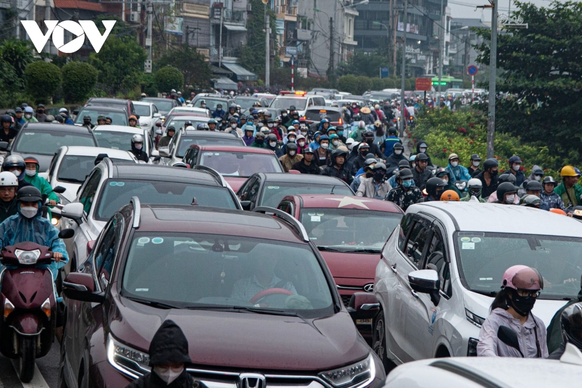 hon 1 tuan cam xe cau long bien, duong van un tac, dan noi duoi di nguoc chieu hinh anh 4