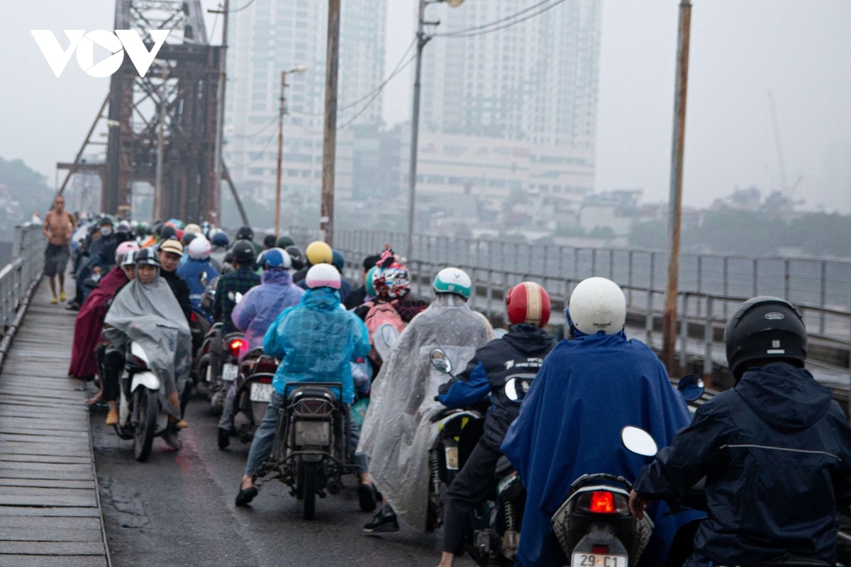 hon 1 tuan cam xe cau long bien, duong van un tac, dan noi duoi di nguoc chieu hinh anh 14