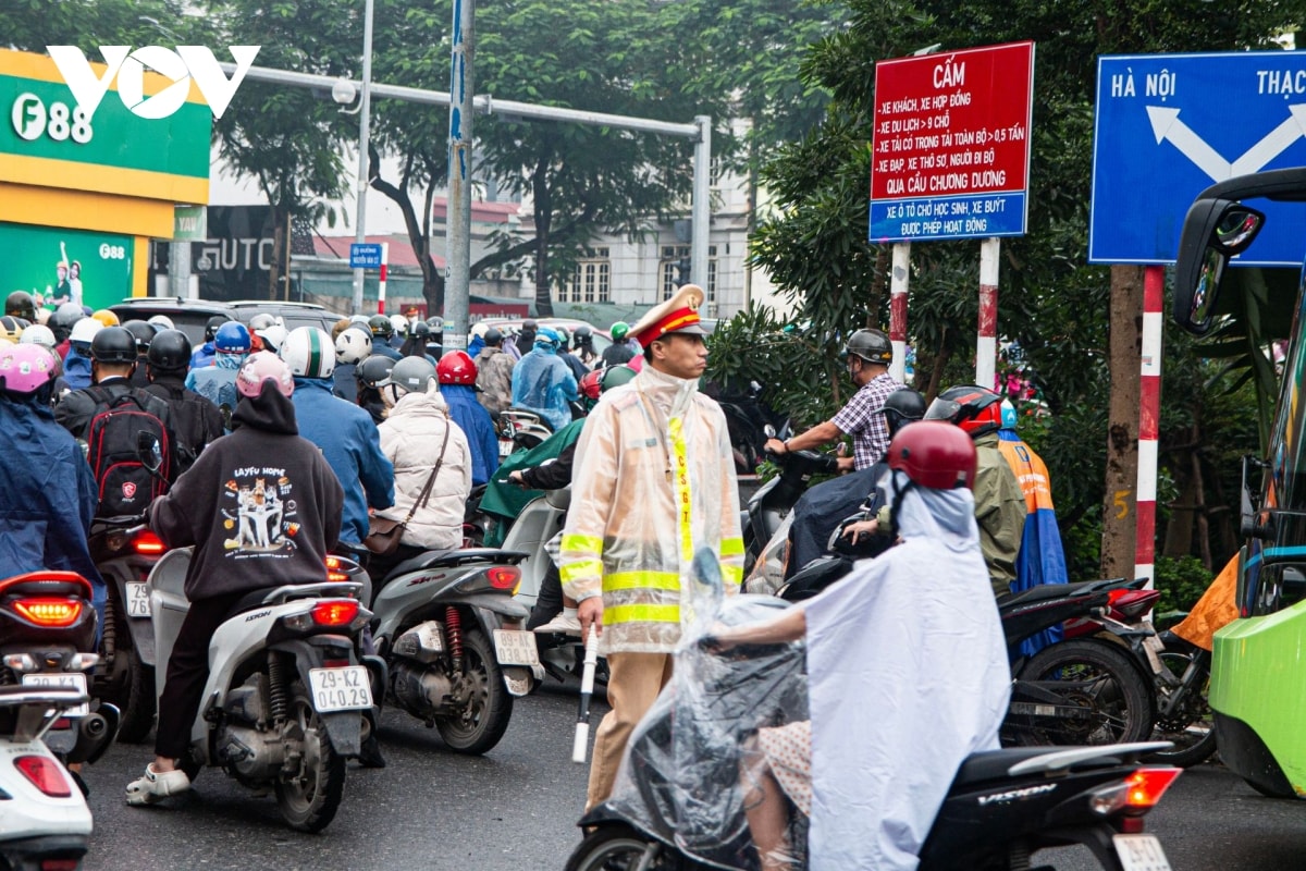 hon 1 tuan cam xe cau long bien, duong van un tac, dan noi duoi di nguoc chieu hinh anh 5