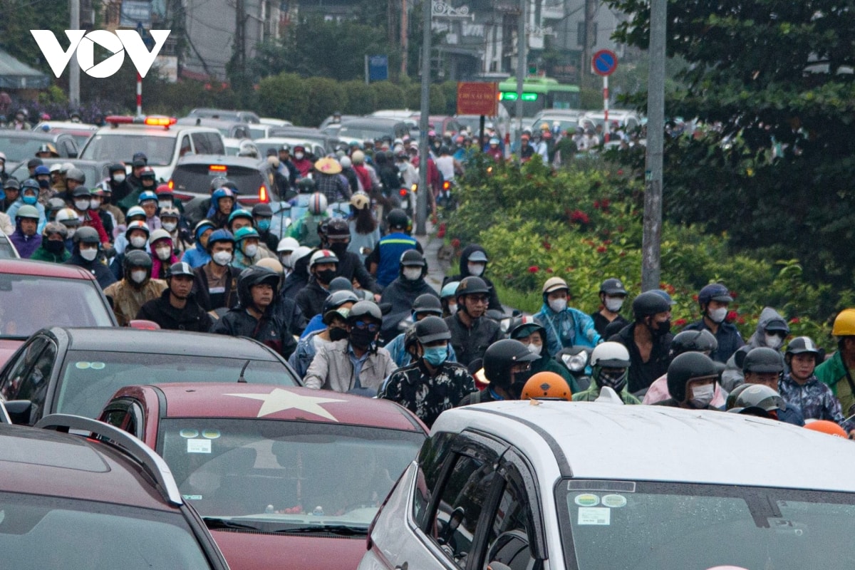 hon 1 tuan cam xe cau long bien, duong van un tac, dan noi duoi di nguoc chieu hinh anh 3