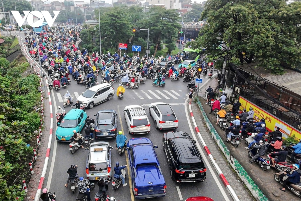 hon 1 tuan cam xe cau long bien, duong van un tac, dan noi duoi di nguoc chieu hinh anh 11