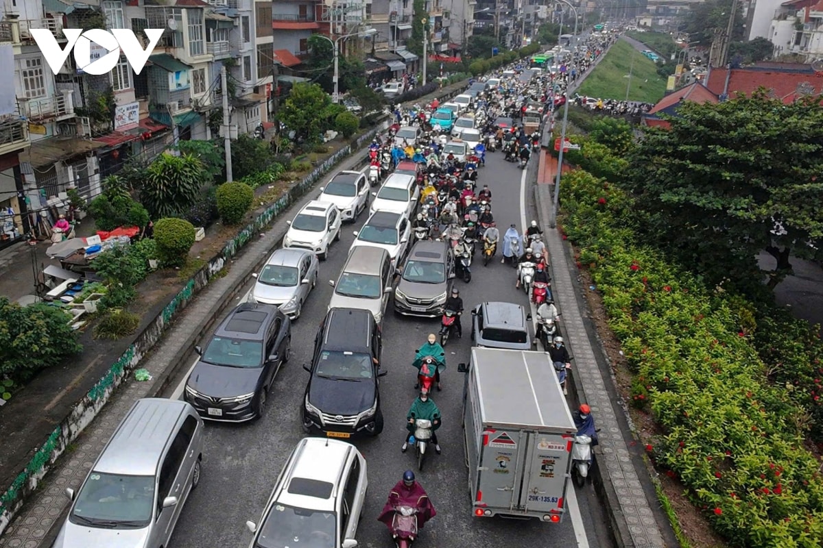 hon 1 tuan cam xe cau long bien, duong van un tac, dan noi duoi di nguoc chieu hinh anh 1