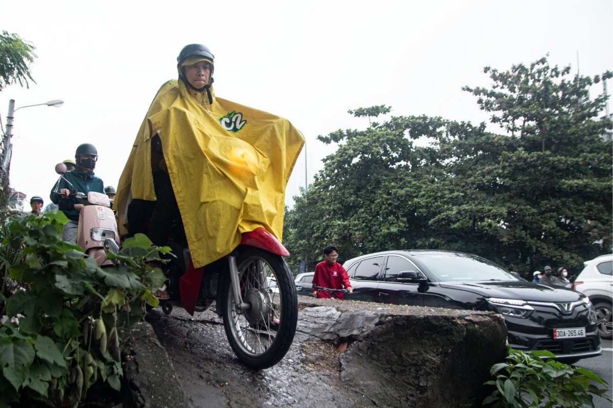 hon 1 tuan cam xe cau long bien, duong van un tac, dan noi duoi di nguoc chieu hinh anh 9