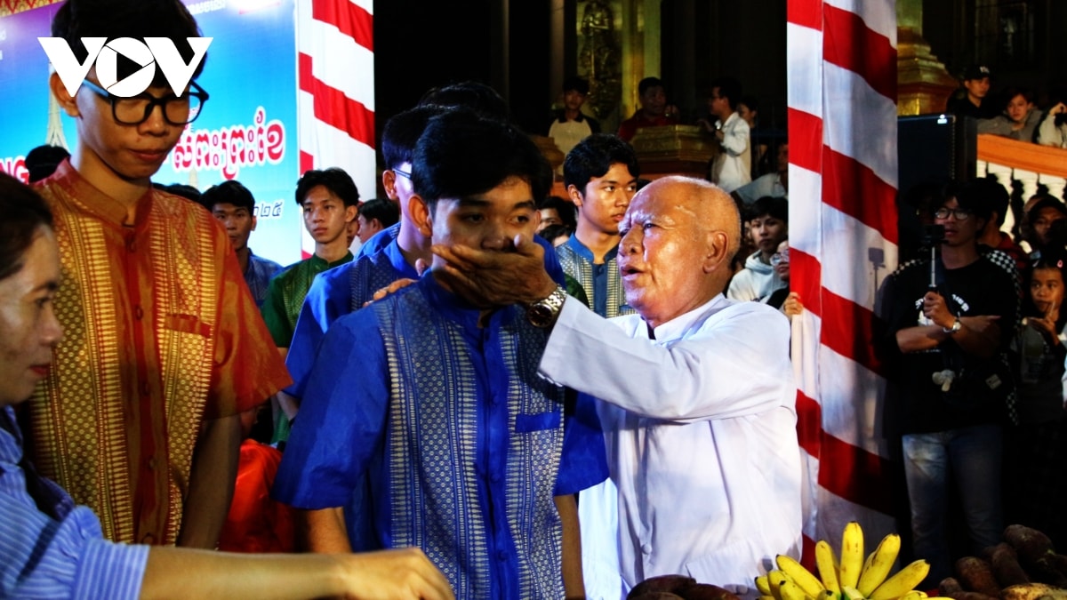 sac mau le cung trang cua dong bao khmer hinh anh 13