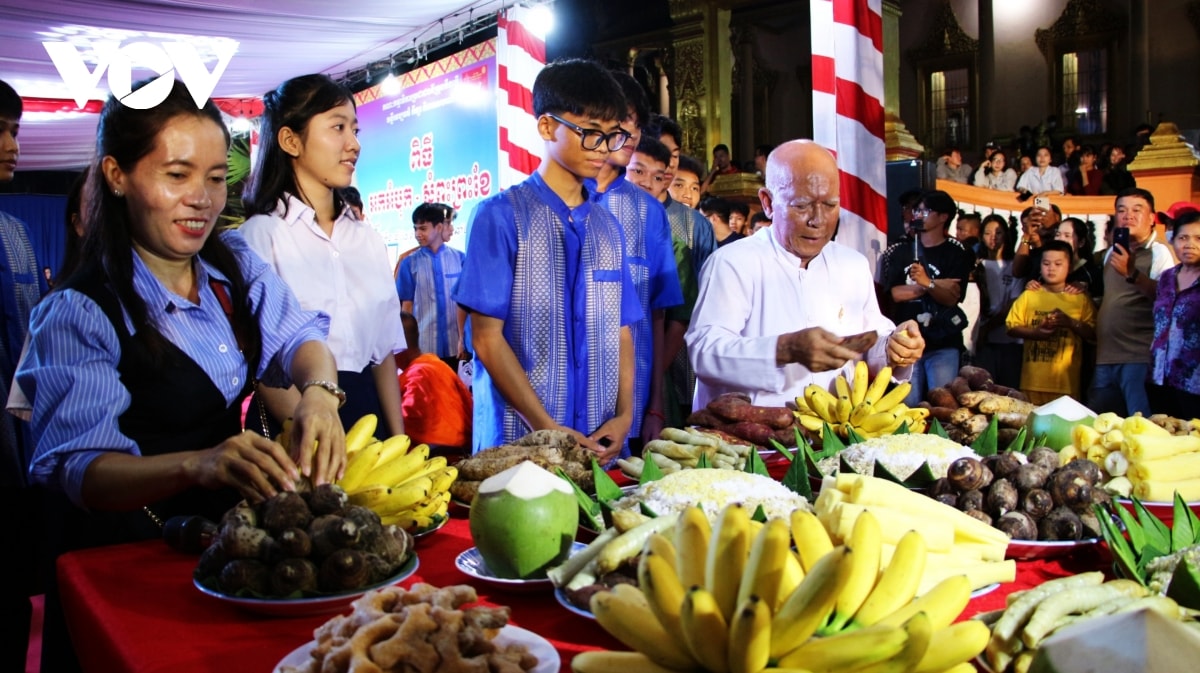 sac mau le cung trang cua dong bao khmer hinh anh 14