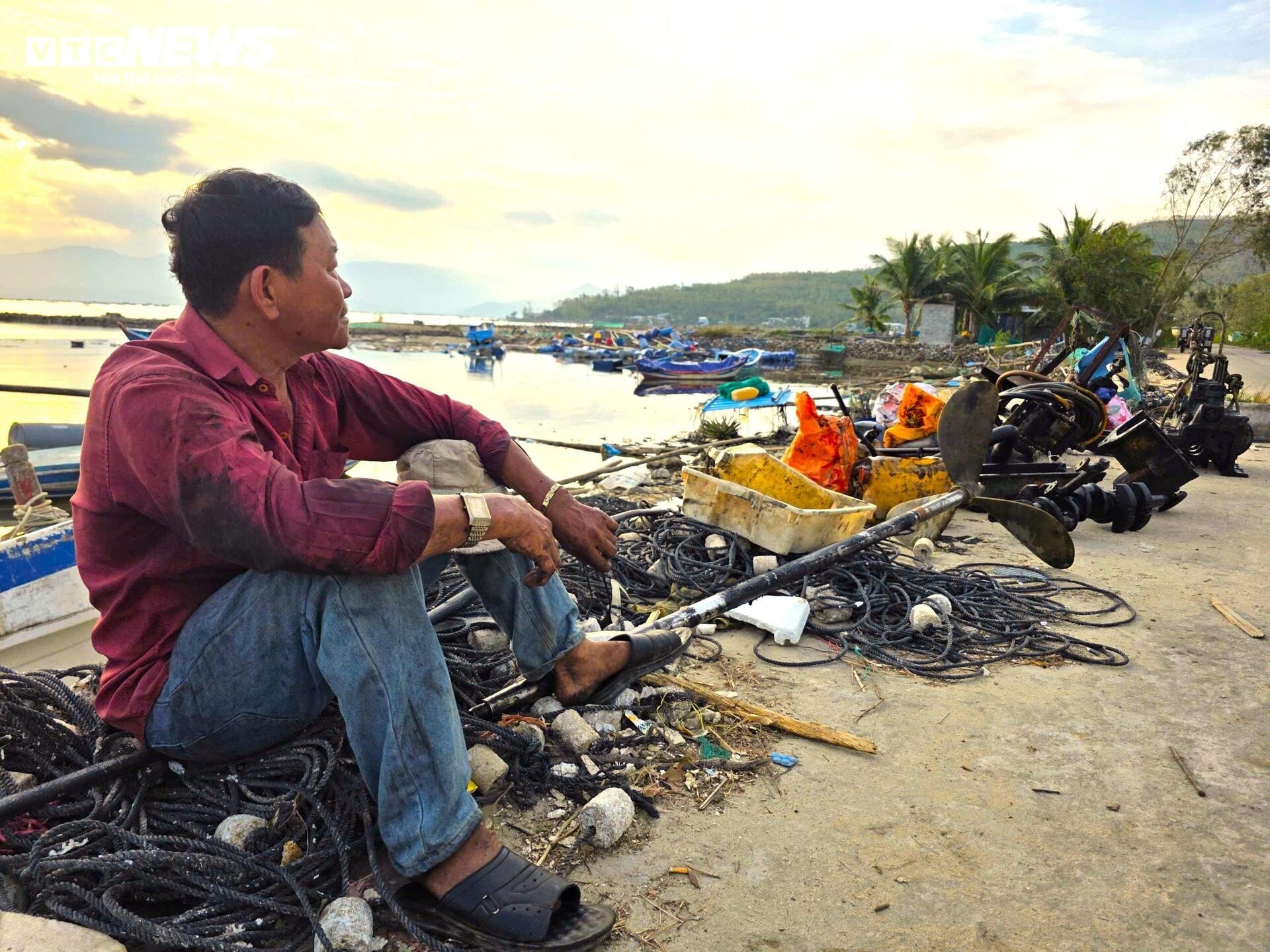 Ngư dân Đắk Lắk ngày đêm sửa hàng trăm tàu thuyền vỡ nát, hỏng hóc do bão số 13 - 3