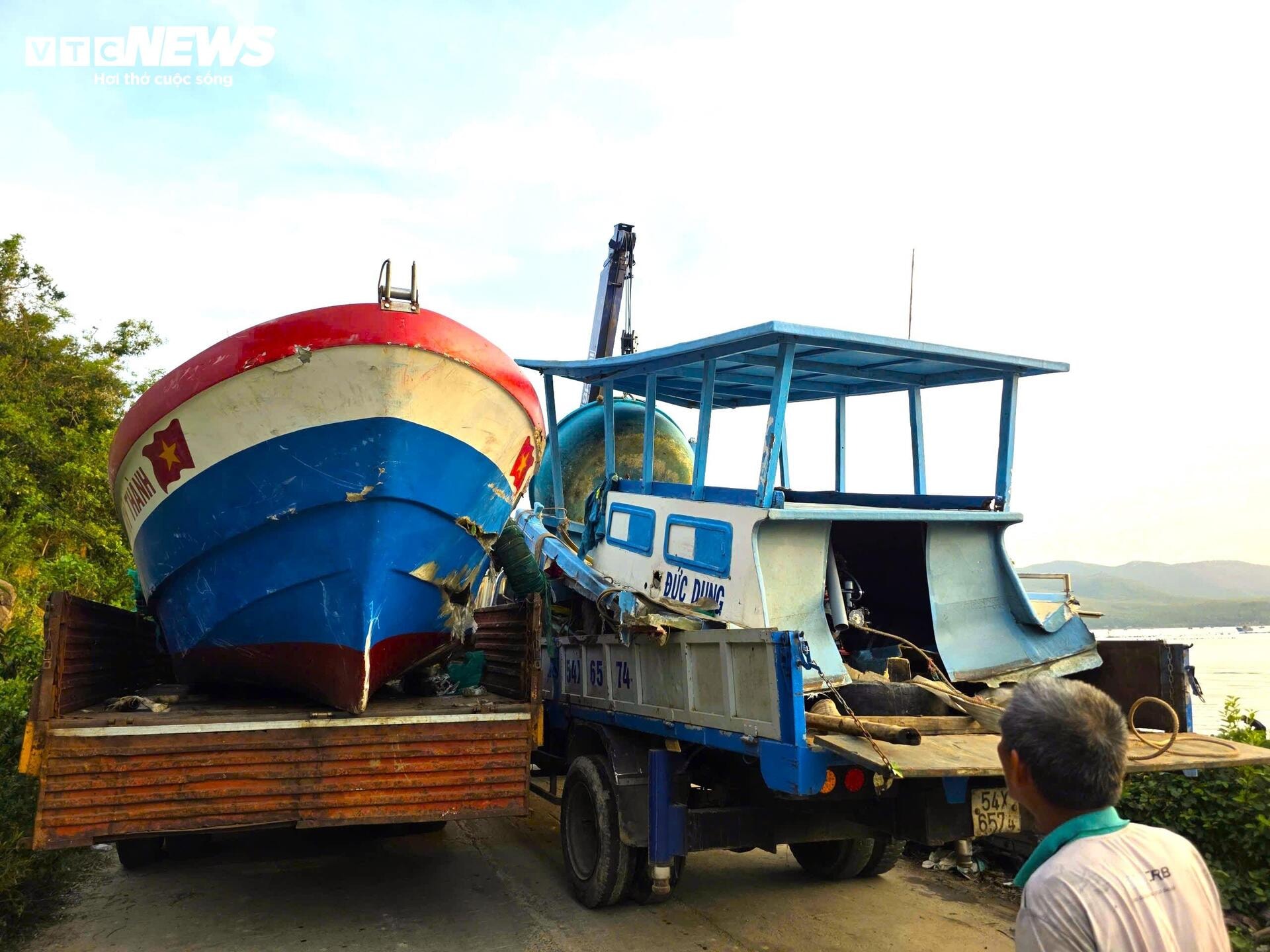 Ngư dân Đắk Lắk ngày đêm sửa hàng trăm tàu thuyền vỡ nát, hỏng hóc do bão số 13 - 9