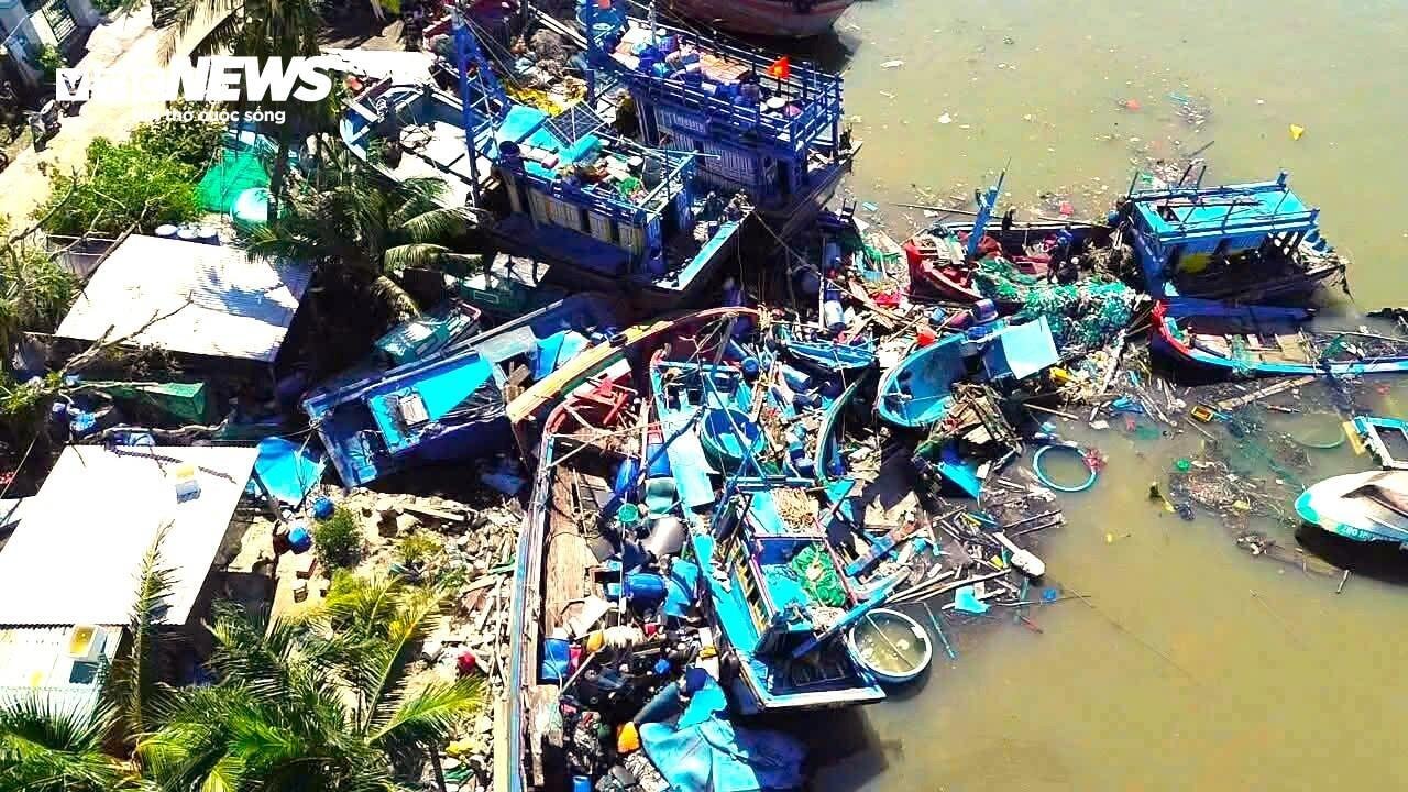 Ngư dân Đắk Lắk ngày đêm sửa hàng trăm tàu thuyền vỡ nát, hỏng hóc do bão số 13 - 11