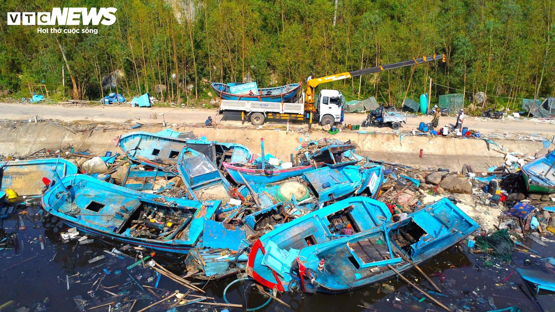 Ngư dân Đắk Lắk ngày đêm sửa hàng trăm tàu thuyền vỡ nát, hỏng hóc do bão số 13 - 1