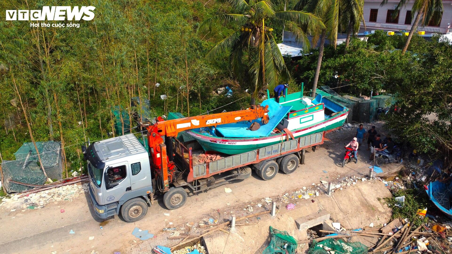 Ngư dân Đắk Lắk ngày đêm sửa hàng trăm tàu thuyền vỡ nát, hỏng hóc do bão số 13 - 6