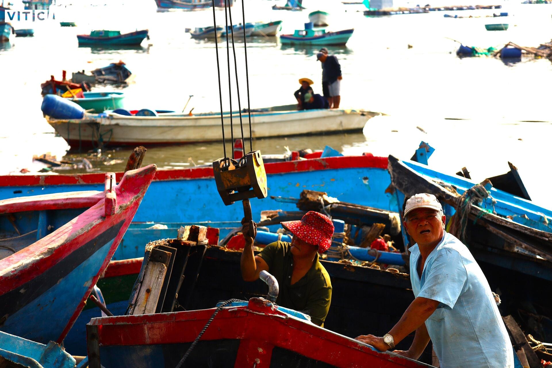 Ngư dân Đắk Lắk ngày đêm sửa hàng trăm tàu thuyền vỡ nát, hỏng hóc do bão số 13 - 4