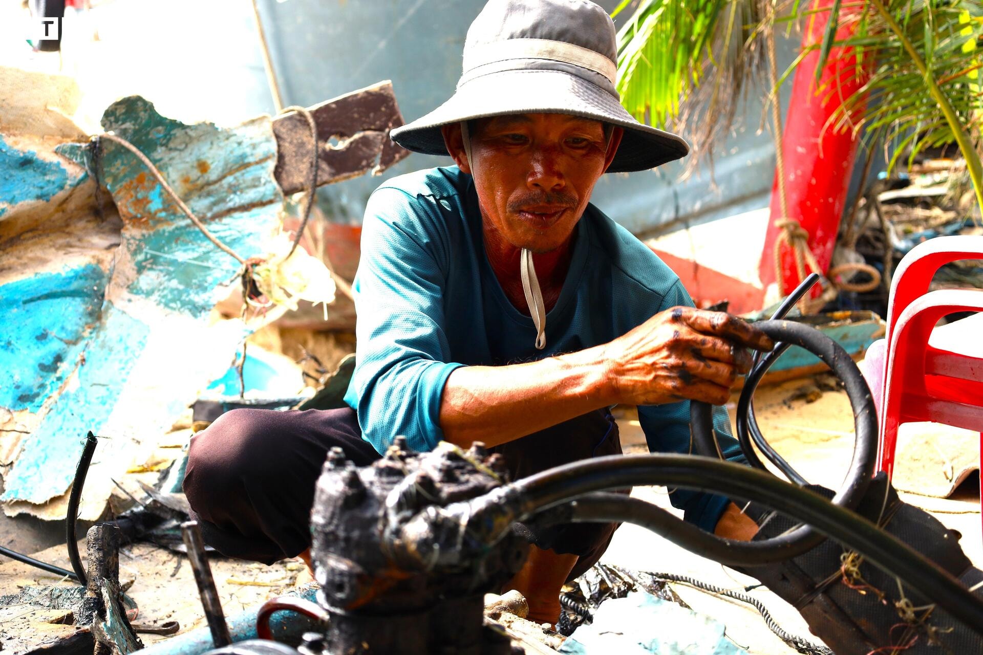 Ngư dân Đắk Lắk ngày đêm sửa hàng trăm tàu thuyền vỡ nát, hỏng hóc do bão số 13 - 7