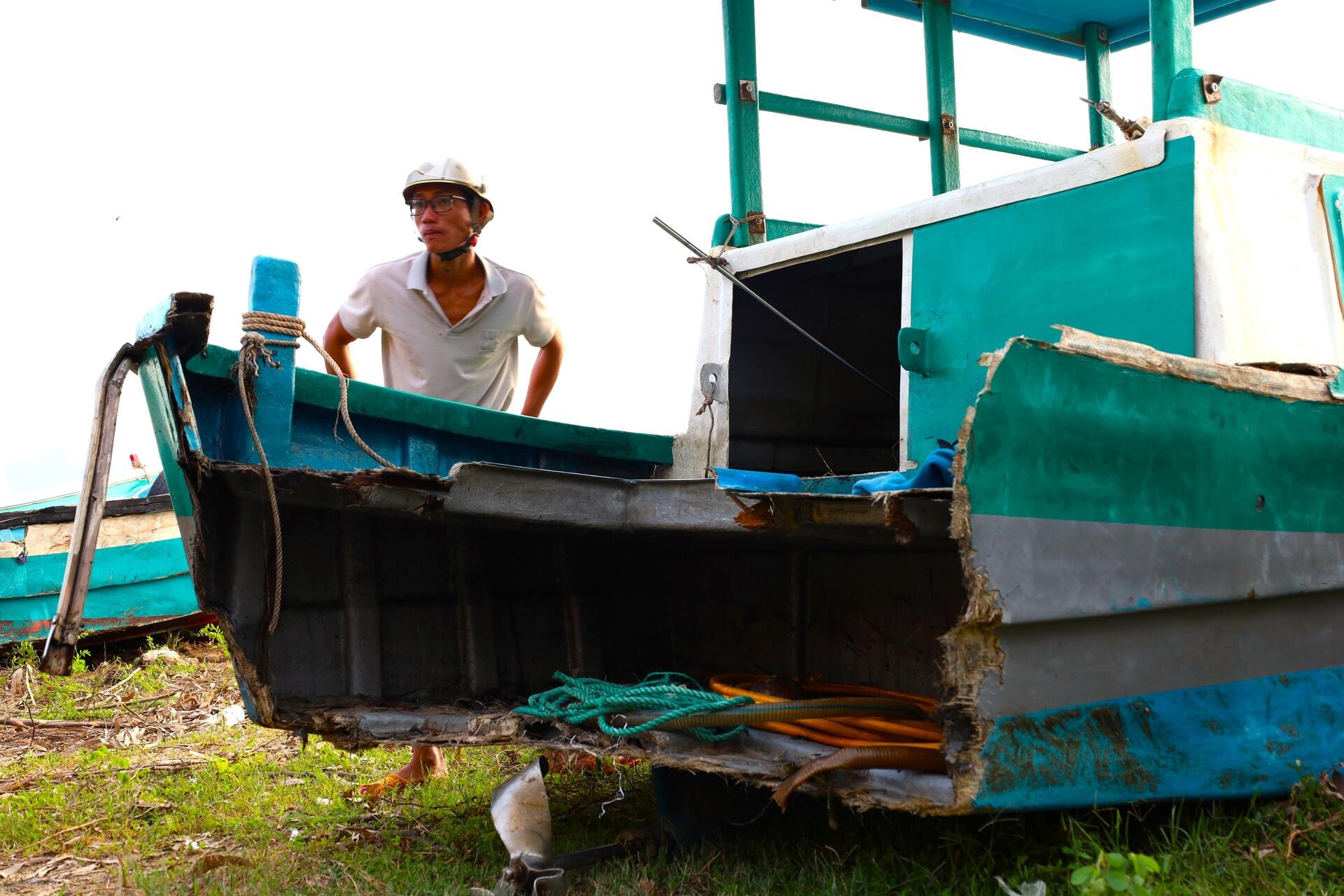 Ngư dân Đắk Lắk ngày đêm sửa hàng trăm tàu thuyền vỡ nát, hỏng hóc do bão số 13 - 8