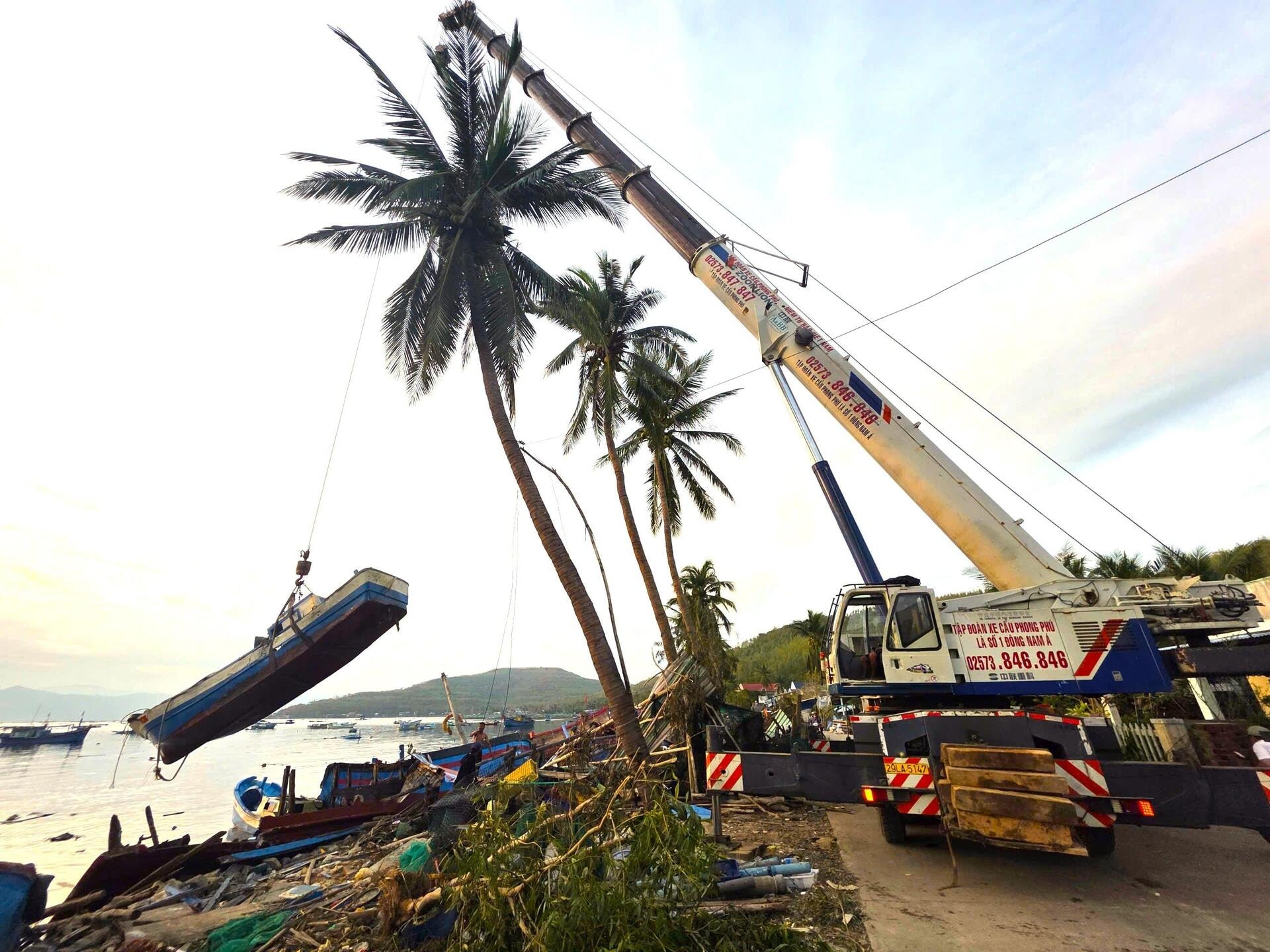 Ngư dân Đắk Lắk ngày đêm sửa hàng trăm tàu thuyền vỡ nát, hỏng hóc do bão số 13 - 10