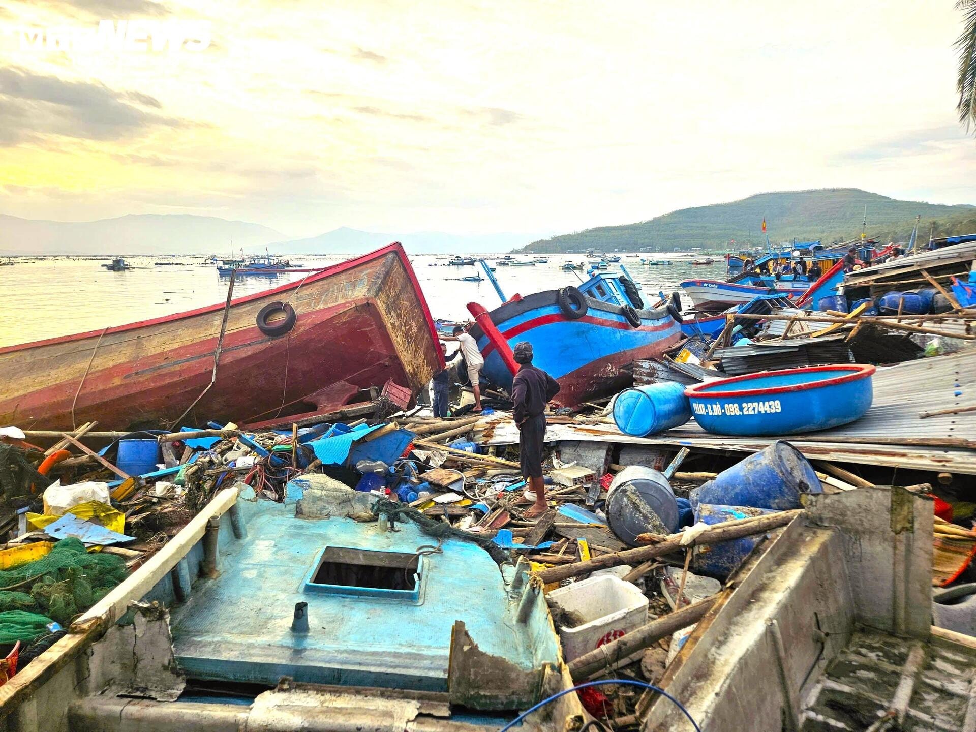 Ngư dân Đắk Lắk ngày đêm sửa hàng trăm tàu thuyền vỡ nát, hỏng hóc do bão số 13 - 2