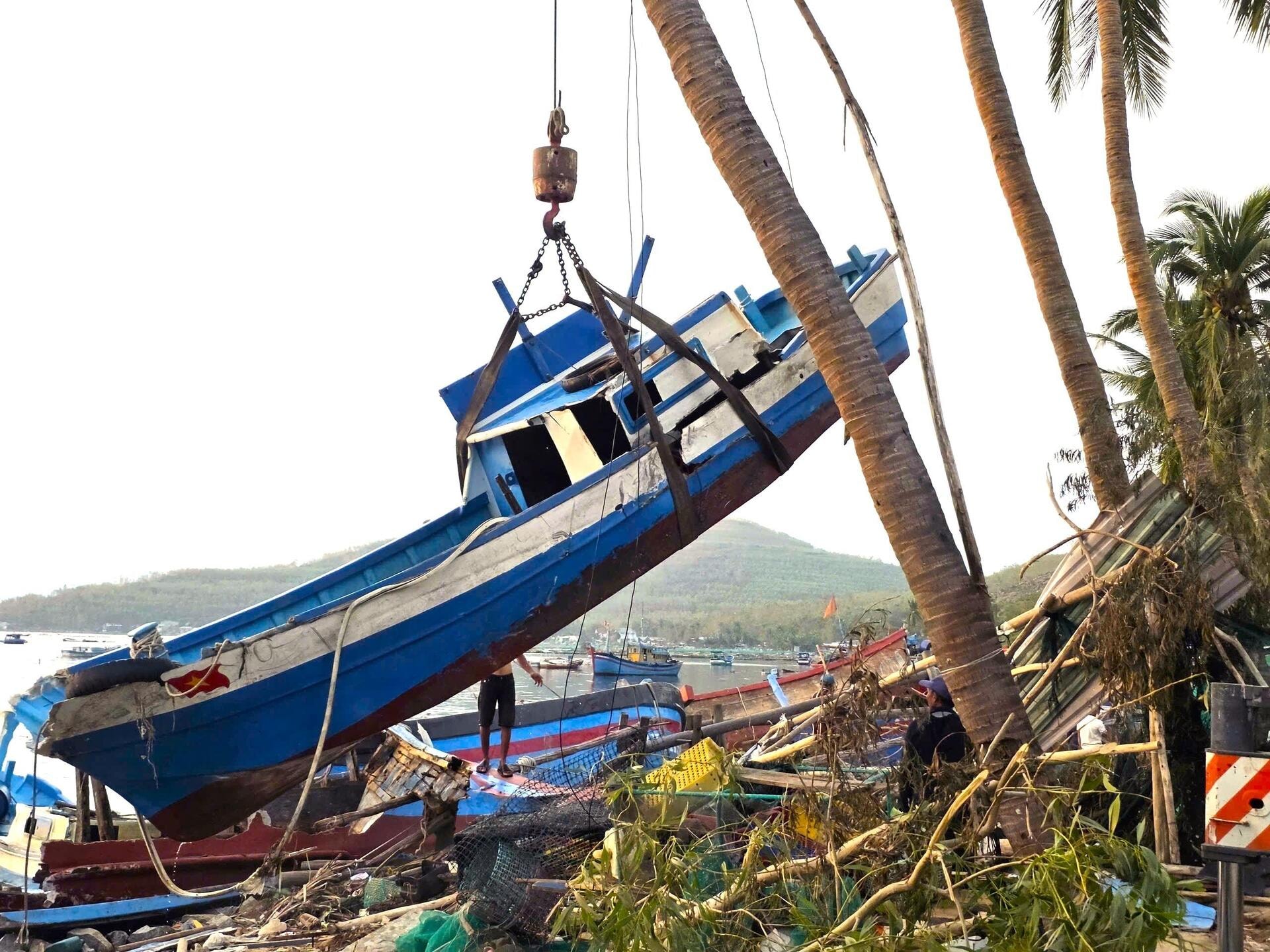 Ngư dân Đắk Lắk ngày đêm sửa hàng trăm tàu thuyền vỡ nát, hỏng hóc do bão số 13 - 5