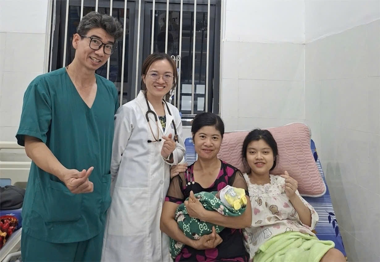 Bác sĩ và gia đình sản phụ vui mừng khi ca mổ đỡ sinh phức tạp được thực hiện thành công lần đầu tiên tại Côn Đảo.
