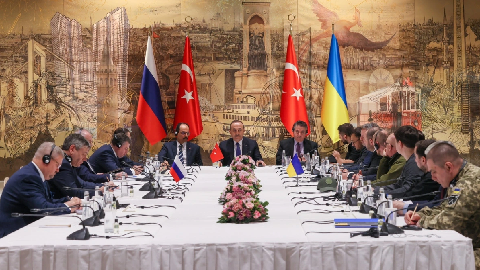 Cuộc đàm phán hòa bình giữa phái đoàn từ Nga và Ukraine tại Istanbul, Thổ Nhĩ Kỳ. (Ảnh: Getty)