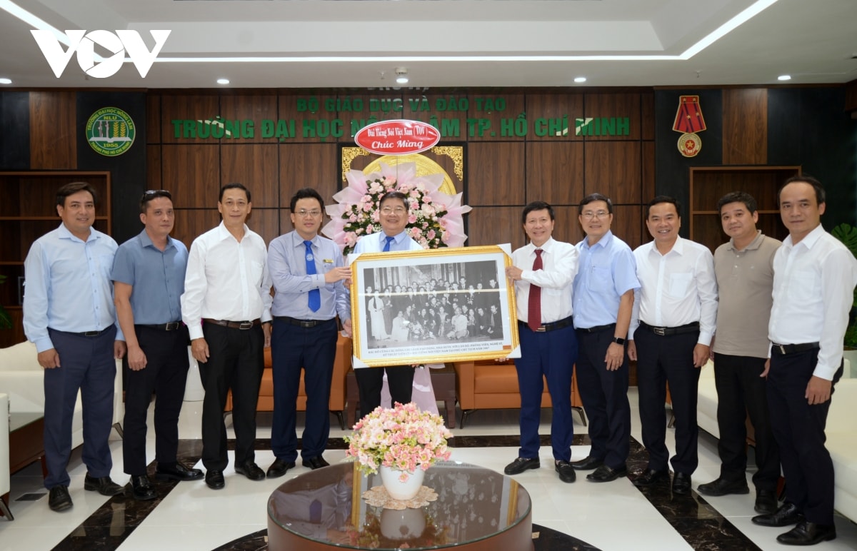 Doan cong tac vov chuc mung Dai hoc nong lam tp.hcm nhan ky niem 70 nam thanh lap hinh anh 3