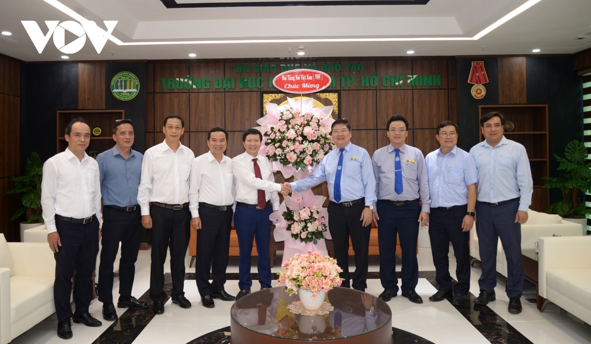 Doan cong tac vov chuc mung Dai hoc nong lam tp.hcm nhan ky niem 70 nam thanh lap hinh anh 2