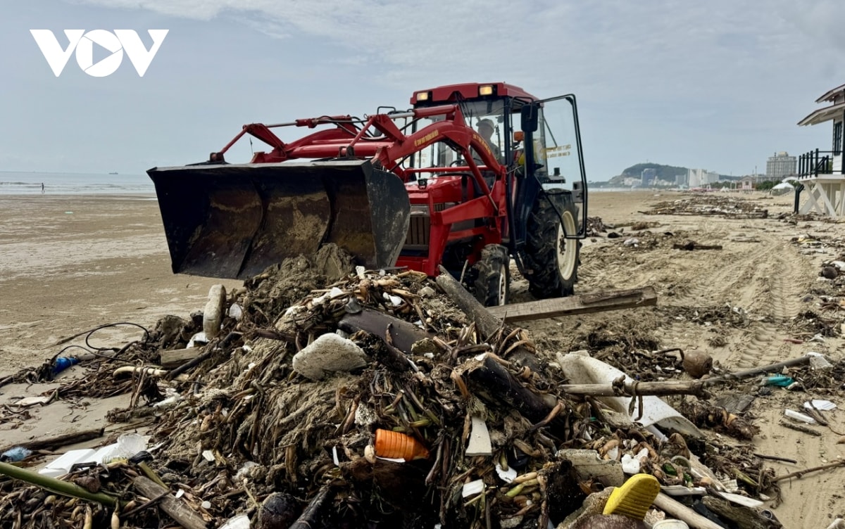 rac dai duong tran vao bo bien o vung tau chua co dau hieu dung lai hinh anh 1
