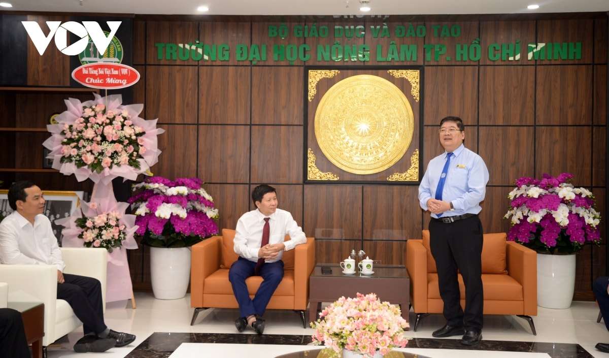 Doan cong tac vov chuc mung Dai hoc nong lam tp.hcm nhan ky niem 70 nam thanh lap hinh anh 4