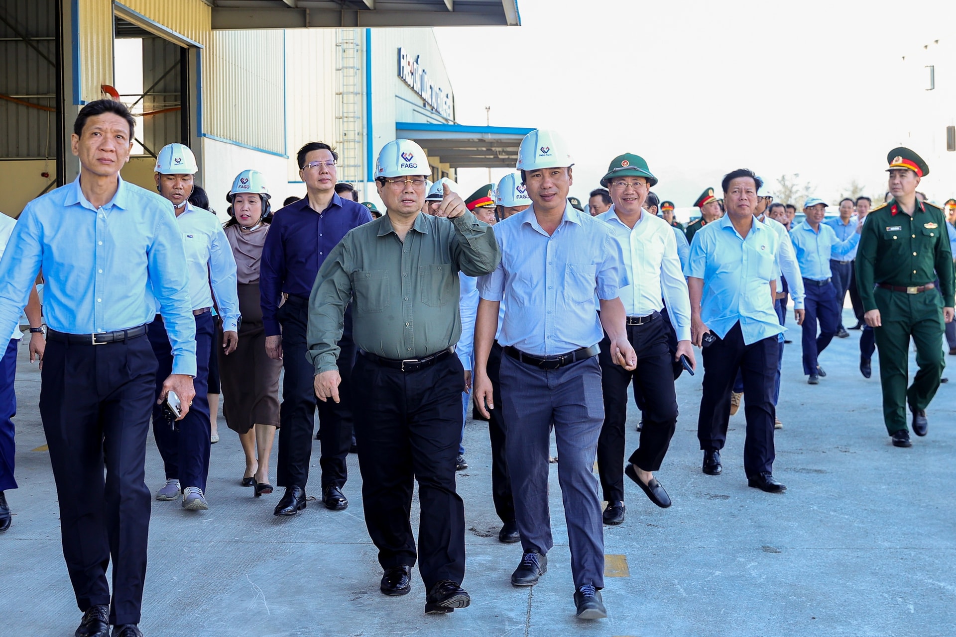 Thủ tướng thăm hỏi, động viên người dân, doanh nghiệp thiệt hại nặng nề do thiên tai, bão lũ tại Gia Lai- Ảnh 1. Thủ tướng thăm hỏi, động viên người dân, doanh nghiệp thiệt hại nặng nề do thiên tai, bão lũ tại Gia Lai- Ảnh 1.