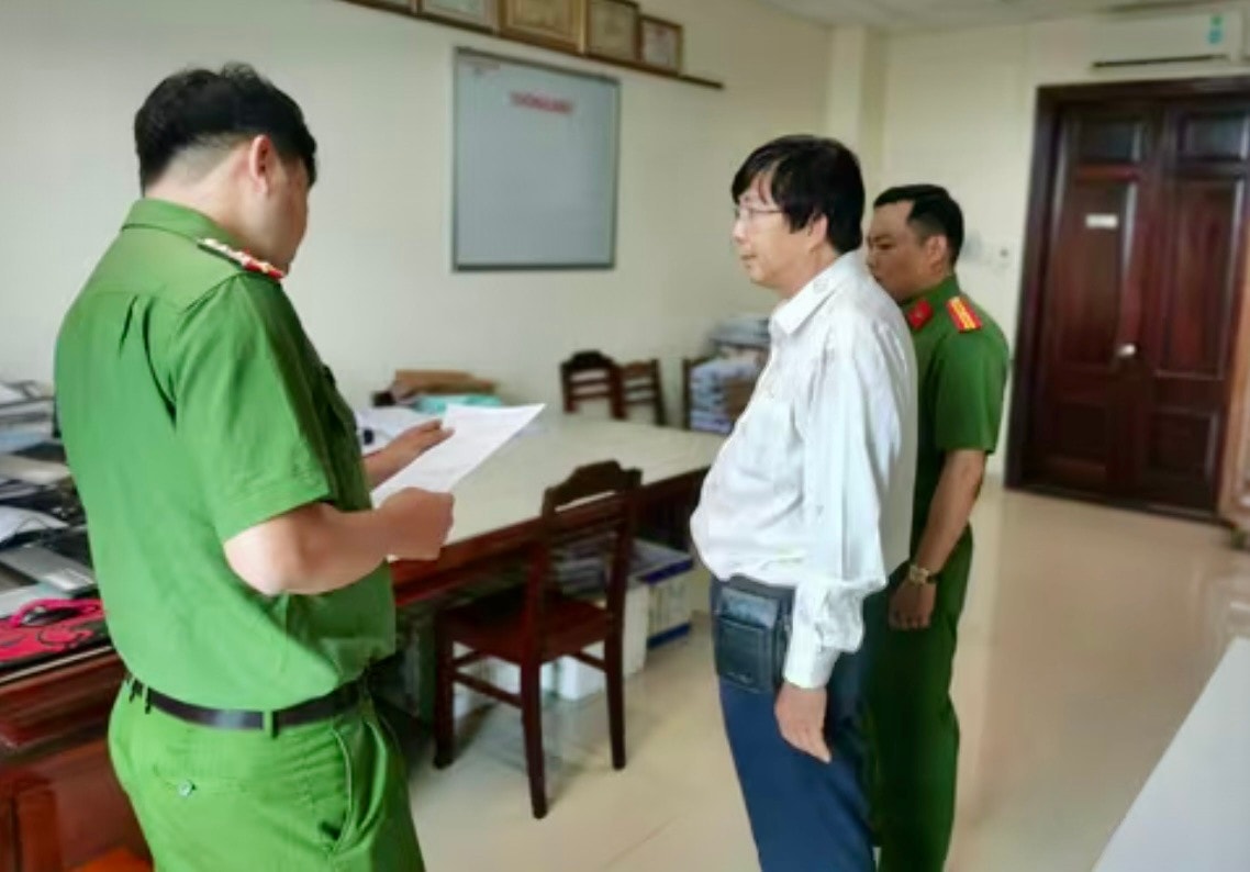 Cơ quan điều tra tống đạt các quyết định tố tụng đối với bị can Trịnh Thanh Xuân. (Ảnh: Công an TP Cần Thơ)