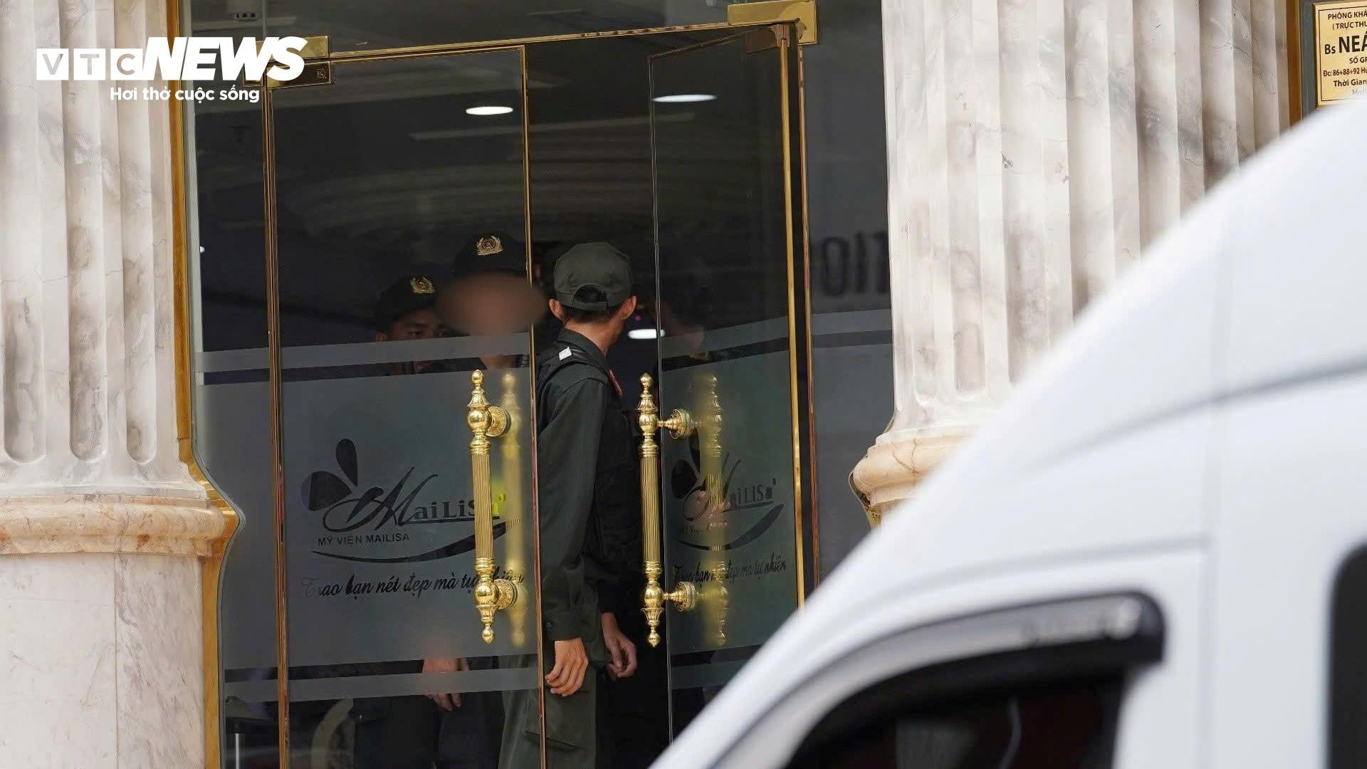 Đến 11h, lực lượng chức năng vẫn đang làm việc bên trong thẩm mỹ viện. Phía bên ngoài, cảnh sát cơ động bảo vệ nghiêm ngặt.